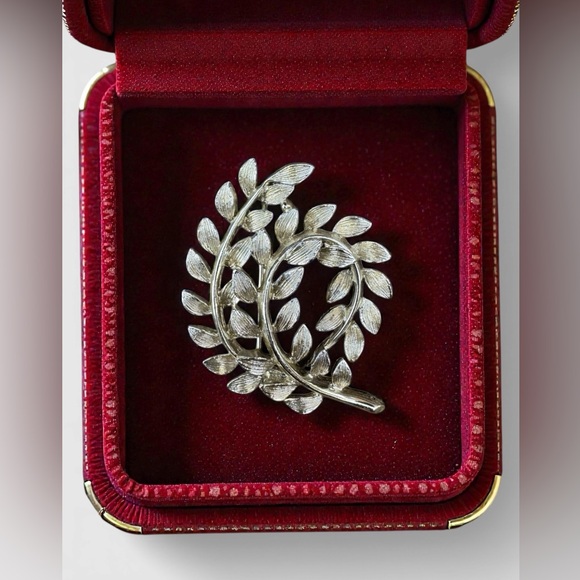 Lisner Jewelry Jewelry - LISNER Signed Vintage Silver-Tone Leaf Brooch